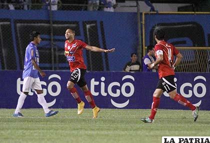 Tommy Tobar fue el autor de los goles para Nacional Potosí /APG