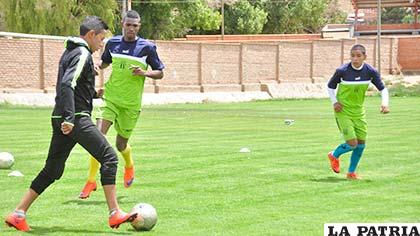 EM Huanuni hizo futbol durante la semana en la cancha del complejo Jesber