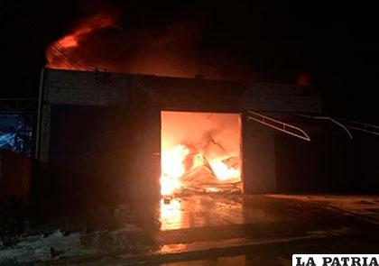Voraz incendio destruyó un galpón de fabricación de ceras de la empresa de productos de limpieza Astrix