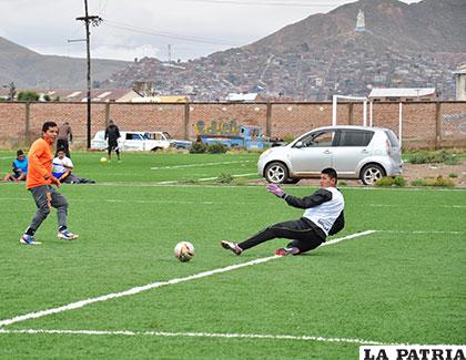 Reyes y Robles serán titulares esta tarde
