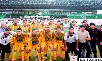 El plantel de jugadores de EM Huanuni en el estadio de Santa Cruz