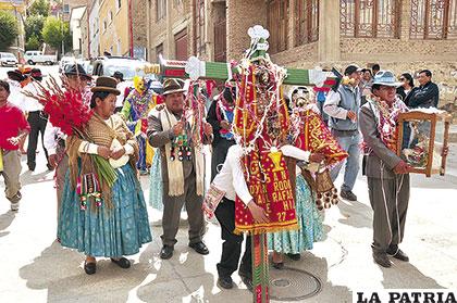 Bordadores también bailan en honor al Señor de Bomburi