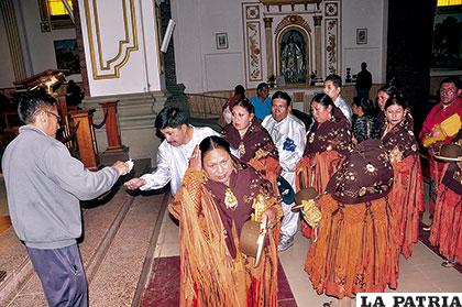 Danzarines de la morenada Thikas esperan la bendición