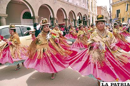 Moviendo las polleras ingresaron las señoras de la morenada Unión de Bordadores en Arte Nativo