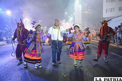 El alcalde Soria baila acompañado por dos integrantes de los Wititis