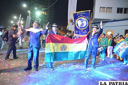 La Tricolor Nacional encabezó la presencia boliviana