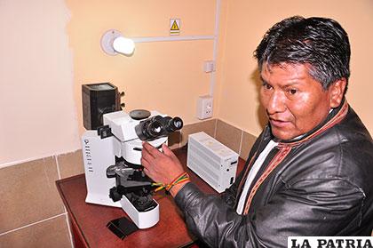El Gobernador Víctor Hugo Vásquez junto al microscopio de inmunofluorescencia