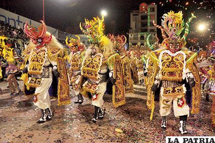 Vistosos y coloridos trajes mostraron los fraternos