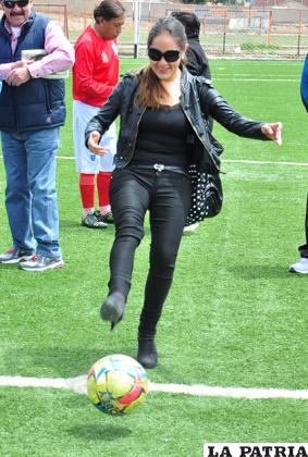 La hija de Luis Cabrera en el 
puntapié inicial