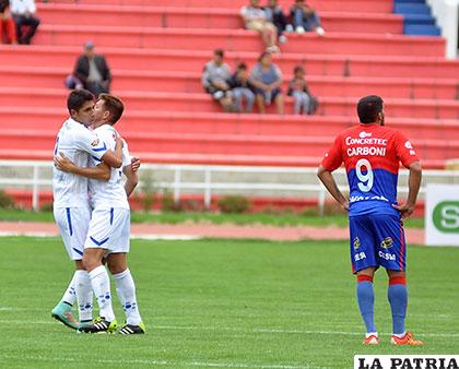 Hoyos, autor del primer gol, celebra con Ferrufino /APG