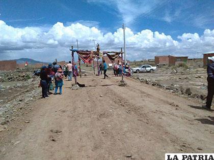 Arcos alegóricos elaborados por vecinos de 