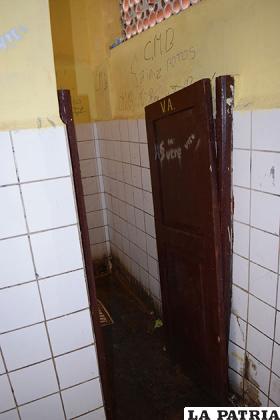 Baños del colegio Sucre necesitan reparaciones urgentes