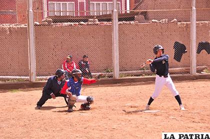 Durante el partido de confraternización, al final del curso de béisbol
