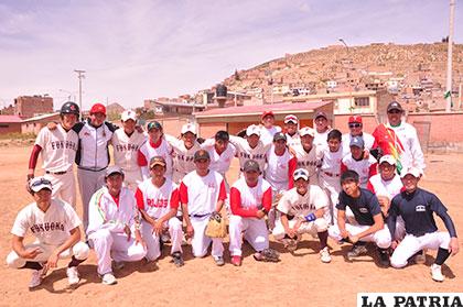 Los equipos de Peligrosos Rojos y Fukuoka
