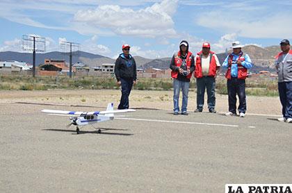 Integrantes de la Asociación de Aeromodelismo observan el funcionamiento de uno de sus prototipos