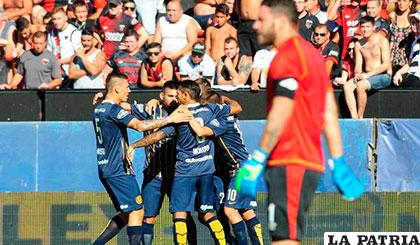 El festejo de Rosario Central por la victoria de visita a Colón (0-3) /ole.com