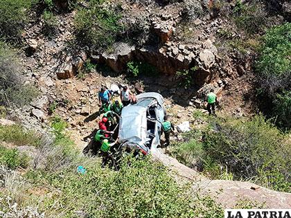 El vehículo cayó casi 80 metros al barranco