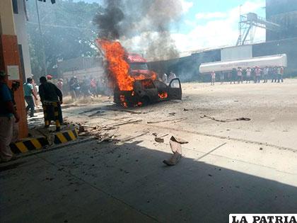 El coche fue envuelto por las llamas