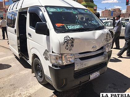El minibús impactó contra la ambulancia con mucha fuerza