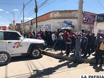 El poste de señalización vial también fue dañado