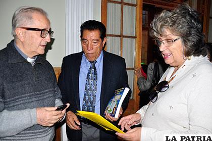 El autor del libro (centro) junto a personalidades que asistieron a la presentación