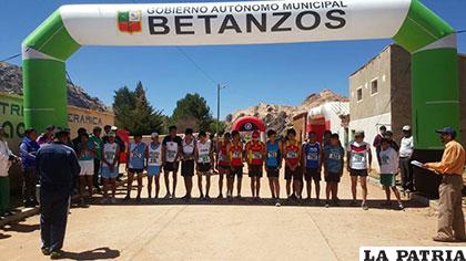 Atletas en el punto de partida en la competencia nacional de Cross Country