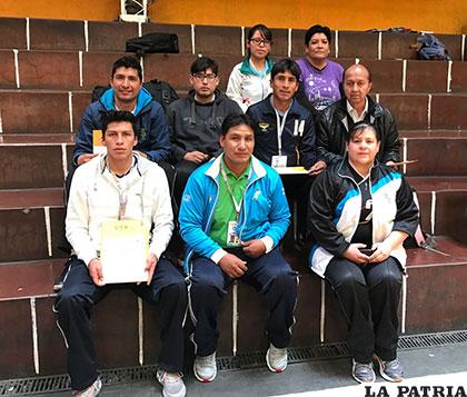 Entrenadores orureños que asistieron a los cursos de voleibol