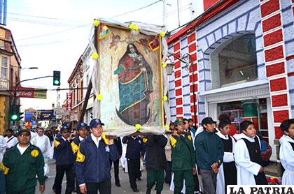 La imagen de la Virgen del Socavón encabezó la multitudinaria procesión