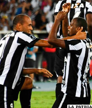 Aírton y Pávez celebran el triunfo de Botafogo /conmebol.com
