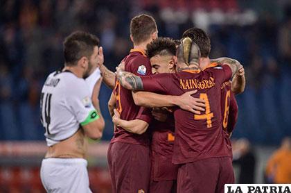 Celebran el gol del triunfo los integrantes de la Roma que clasificó a la semifinal de la Copa de Italia