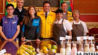 El alcalde de La Paz junto a ejecutivos de empresas proveedoras del desayuno escolar /ANF