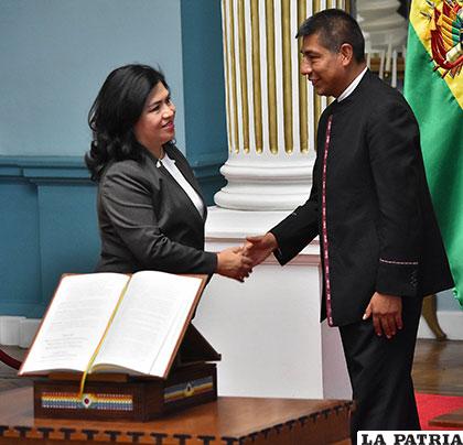La nueva viceministra junto al canciller Huanacuni /APG