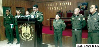 Rino Salazar (atril), comandante policial, rodeado de jefes de la institución /MIN.GOB