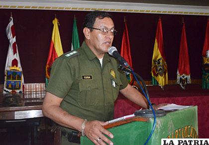 El comandante departamental de la Policía, coronel Ramiro Cuba, explicando la estrategia de los agentes encubiertos