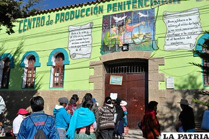 En la cárcel de Oruro las visitas de las mujeres deben pasar por el pabellón de varones