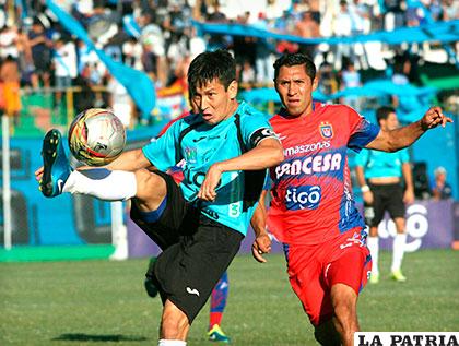 Joselito Vaca domina el balón ante la mirada de Ronald Puma /APG