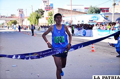 Reynaldo Huanca de La Paz, cruza primero la meta