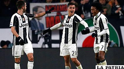 Cuadrado (derecha) festeja con sus compañeros el triunfo de Juventus