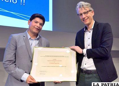 Fabricio Loayza recibiendo el premio Antoni van Leeuwenhoek /FABRICIO LOAYZA
