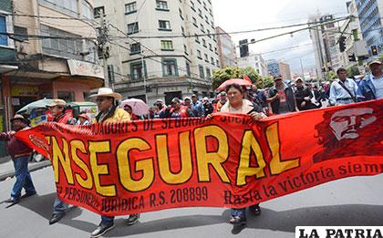Marcha de los trabajadores de la CNS en la sede de gobierno /APG