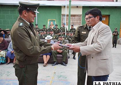 El comandante Cuba recibe reconocimiento de la Gobernación de Oruro