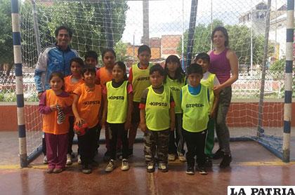 Los niños y niñas que formaron parte del festival de handball