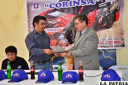 Valenzuela hace la entrega de la convocatoria a Tomas Vargas