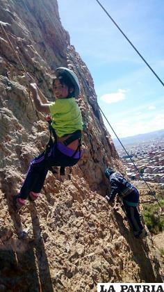 Los niños y niñas participantes en la competencia de montañismo
