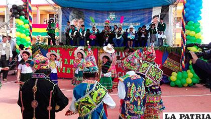 Los niños realizaron un baile en el acto de entrega de la Unidad Educativa Valle Hermoso /GAMO