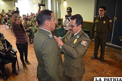 El comandante departamental recibió un reconocimiento por el apoyo a Diprove