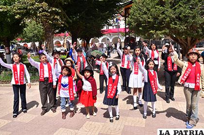 Niños y jóvenes declamadores rindieron homenaje a Oruro