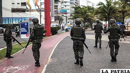 Militares patrullan calles de Vitória en Brasil