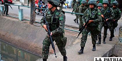 Militares resguardan la población de Espíritu Santo, Brasil