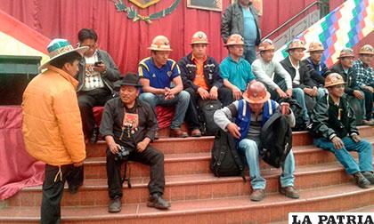 Mineros de la localidad de Huanuni realizan la denuncia tras el enfrentamiento con jucus